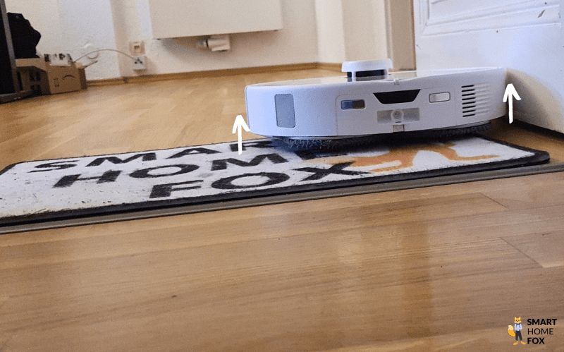 Die Wischpads des Roborock Qrevo Curv werden beim Befahren des Teppichs um 10 mm angehoben.